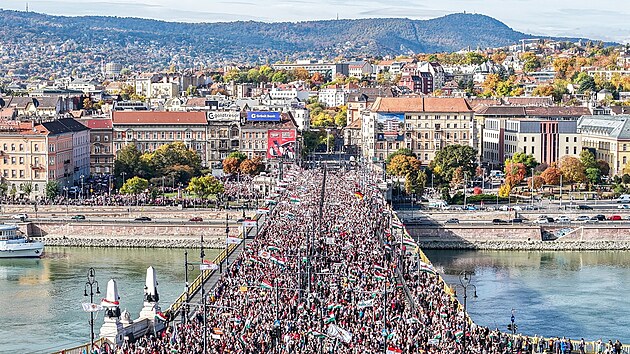 Budape�t� pro�ly davy stoupenc� Viktora Orb�na. (23. ��jna 2025)