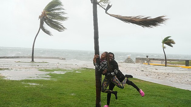 Hurik�n Melissa se bl�� k Jamajce. (28. ��jna 2025)