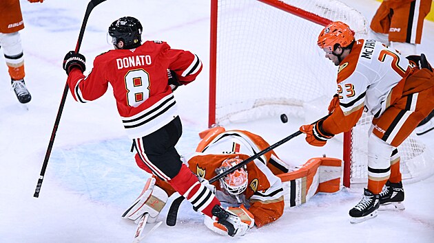 Ryan Donato z Chicago Blackhawks p�ekon�v� Luk�e Dost�la v brance Anaheim Ducks.