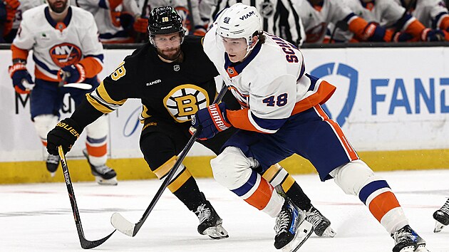 Matthew Schaefer z New York Islanders unik� Pavlu Zachovi z Boston Bruins.