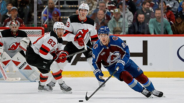 Martin Neas z Colorado Avalanche krot puk v zpase s New Jersey Devils.