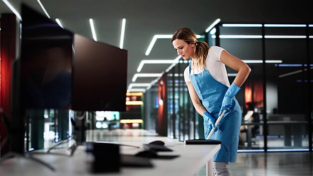 Odvětví úklidových služeb je jedním z nejdůležitějších odvětví, přesto je ale pro nás většina lidí, kteří tuto důležitou práci vykonávají, neviditelná. A navíc ještě většinou velmi špatně zaplacená. Proč tomu tak je? A proč se to zatím nedaří měnit? 