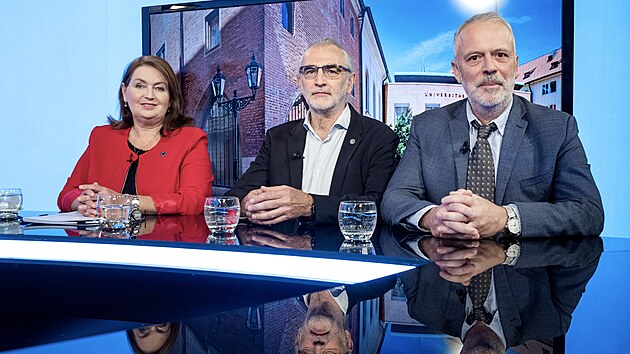 Hosty po�adu Rozst�el jsou prof. Ji�� Zima, prof. Ladislav Kri�toufek, st�vaj�c� rektorka UK  Milena Kr�l��kov� (na sn�mku), prof. Franti�ek Zah�lka (na sn�mku) a prof. Martin Mihaljevi� (na sn�mku).