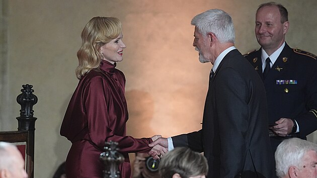 Prezident republiky ud�lil medaili Za z�sluhy pan� Ann� Geislerov�, jedn� z nejv�ce oce�ovan�ch here�ek sv� generace, dr�itelce p�ti �esk�ch lv� � v�etn� t�� pro nejlep�� here�ku v hlavn� roli; spisovatelce a osobnosti pevn�ch ob�ansk�ch postoj�, za z�sluhy o st�t v oblasti um�n�. (28. ��jna 2025)