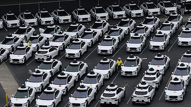 Podobn� to mohlo vypadat i ve�er v pond�l� 13.10 na sanfrancisk�m Telefraph Hill. Pades�tka b�l�ch Jaguar I-Pace je zkr�tka k nep�ehl�dnut�.