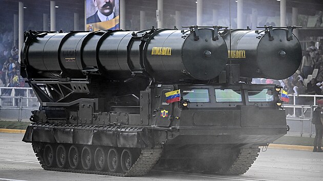 Venezuelsk� arm�dn� n�kladn� v�z p�ev�ej�c� rusk� raketomety se ��astn� vojensk� p�ehl�dky b�hem oslav Dne nez�vislosti v Caracasu. (5. �ervence 2025)