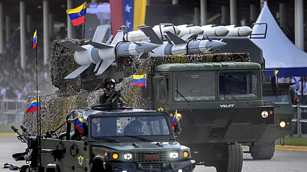 Venezuelsk� arm�dn� n�kladn� v�z p�ev�ej�c� rusk� raketomety se ��astn� vojensk� p�ehl�dky b�hem oslav Dne nez�vislosti v Caracasu. (5. �ervence 2025)