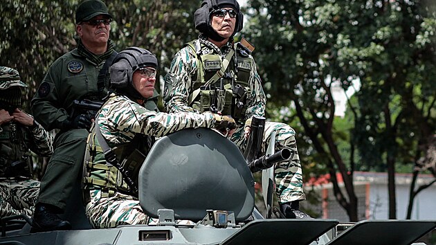 Venezuelsk� arm�dn� vozidla se b�hem vojensk�ho cvi�en� p�esouvaj� po d�lnici v Caracasu. (21. z��� 2025)
