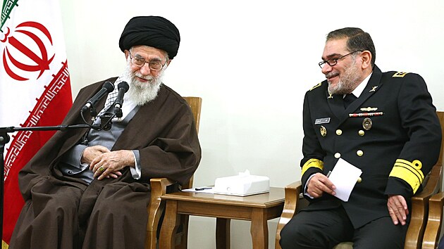 �r�nsk� admir�l Al� �amch�n� a nejvy��� v�dce ajatoll�h Al� Chamene� v Teher�nu (18. �ervence 2025)