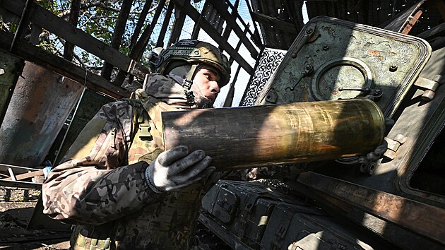 Ruský voják nabíjí samohybnou houfnici 2S19 Msta ped palbou na ukrajinské...