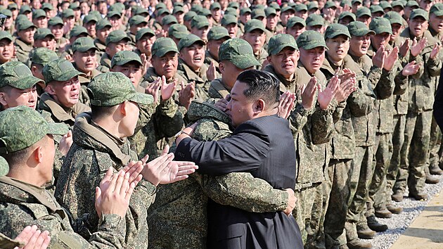 Severokorejsk� v�dce Kim �ong-un v Pchjongjangu v�t� ��astn�ky slavnostn�ho zah�jen� v�stavby Pam�tn� s�n� z�sluh severokorejsk�ch voj�k� bojuj�c�ch po boku Ruska v Kursk� oblasti. (23. listopadu 2025)