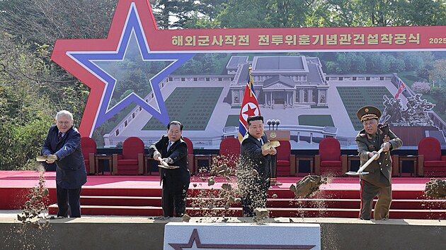 Severokorejsk� v�dce Kim �ong-un a rusk� velvyslanec v Severn� Koreji Alexandr Macegora b�hem polo�en� z�kladn�ho kamene Pam�tn� s�n� z�sluh severokorejsk�ch voj�k� bojuj�c�ch po boku Ruska v Kursk� oblasti v Severn� Koreji. (23. listopadu 2025)