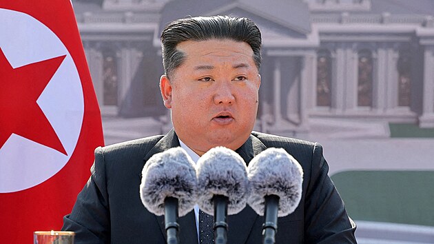 Severokorejsk� v�dce Kim �ong-un se v Pchjongjangu ��astn� slavnostn�ho zah�jen� v�stavby Pam�tn� s�n� z�sluh severokorejsk�ch voj�k� bojuj�c�ch po boku Ruska v Kursk� oblasti. (23. listopadu 2025)