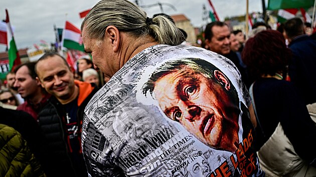 Mu� v tri�ku s vyobrazen�m ma�arsk�ho premi�ra Viktora Orb�na se v Budape�ti ��astn� provl�dn� demonstrace v r�mci akc� k 69. v�ro�� ma�arsk�ho povst�n� z roku 1956. (23. ��jna 2025)