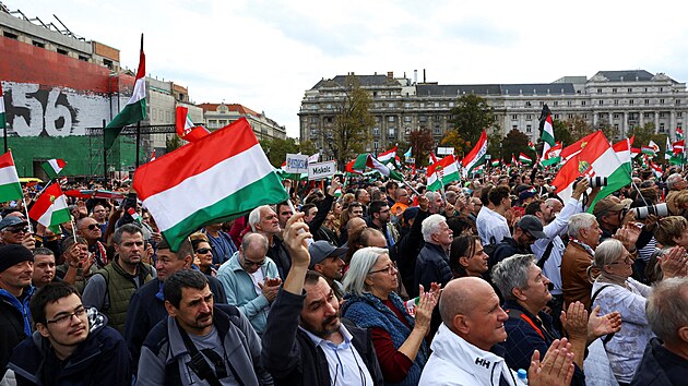 Lid� se v Budape�ti ��astn� provl�dn� demonstrace v r�mci akc� k 69. v�ro�� ma�arsk�ho povst�n� z roku 1956. (23. ��jna 2025)