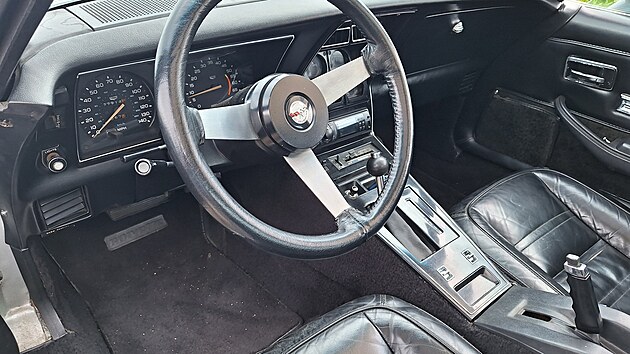 Chevrolet Corvette C3: V�bava t�to C3 je zaj�mav�. Nechyb� v n� ko�en� �aloun�n�, ot��kom�r ani elektrick� spou�t�n� dve�n�ch skel.