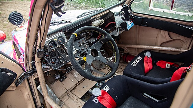 Citron 2CV Sahara 4x4 esk posdky Barbora Holick - Lucie Engov, kter s nm ve svm tmu Duckar jely Dakar Classic v roce 2025.