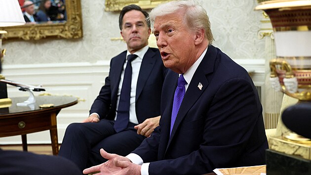 ��f NATO Mark Rutte a americk� prezident Donald Trump p�i jedn�n� v B�l�m dom�. (22. ��jna 2025)