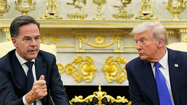 ��f NATO Mark Rutte a americk� prezident Donald Trump p�i jedn�n� v B�l�m dom�. (22. ��jna 2025)