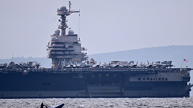 Nejv�t�� letadlov� lo� sv�ta kotv� v chorvatsk�m Splitu. (21. ��jna 2025)