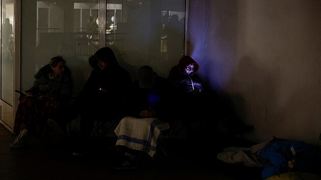 Ukrajina �elila no�n�mu rusk�mu �toku drony a raketami, p�i n�m� v Kyjev� zem�eli dva lid�. (22. ��jna 2025)