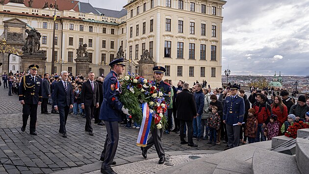 Prezident Petr Pavel polo�il v�nec k so�e T. G. Masaryka na Hrad�ansk�m n�m�st�. (28. ��jna 2025)