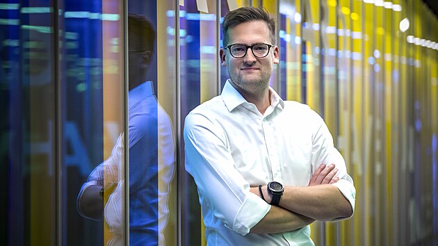 Své první distribuční centrum v Česku otevřel Amazon před deseti lety. V roce 2023 ho doplnilo druhé v Kojetíně, které dodnes patří k nejmodernějším provozům svého druhu v celé Evropě. Moderní technika tu lidem usnadňuje práci, zároveň vytváří pracovní příležitosti v nových oblastech.