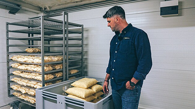 �D�l�me devaten�ct odr�d brambor a ka�d� rok zkou��me jednu nebo dv� nov�, jestli se jim tady bude da�it,� ��k� majitel farmy Agro Fabi�ovic Josef Fabi�ovic. (22. ��jna 2025)