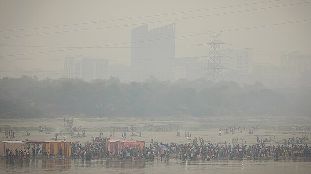 Smog v indick�m Dill� pat�� k nejhor��m na sv�t�. Hust� prach a kou� z dopravy, pr�myslu i p�len� plodin ka�doro�n� zahaluj� m�sto do toxick�ho oparu, kter� zp�sobuje zdravotn� pot�e a omezuje viditelnost. ��ady proto �asto uzav�raj� �koly a omezuj� dopravu. (28. ��jna 2025)