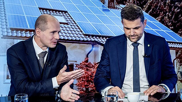 Budoucnost fotovoltaiky. Zleva u stolu:
Pavel �apek , jednatel spole�nosti Silektro
Petr Hlad�k /KDU-�SL/, ministr �ivotn�ho prost�ed�.