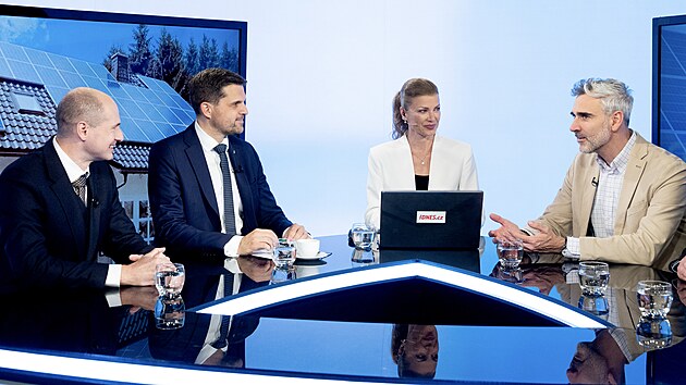 Budoucnost fotovoltaiky. Zleva u stolu:
Pavel �apek , jednatel spole�nosti Silektro
Petr Hlad�k /KDU-�SL/, ministr �ivotn�ho prost�ed�
Elen �ern�, moder�torka
Jan Kr�m��, v�konn� �editel Sol�rn� asociace.