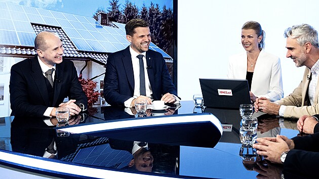 Budoucnost fotovoltaiky. Zleva u stolu:
Pavel �apek , jednatel spole�nosti Silektro
Petr Hlad�k /KDU-�SL/, ministr �ivotn�ho prost�ed�
Elen �ern�, moder�torka
Jan Kr�m��, v�konn� �editel Sol�rn� asociace.