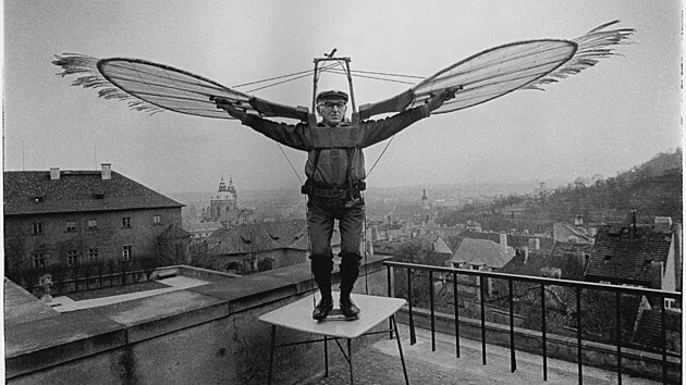 Pan Makovi�ka na Hrad�anech. Report� o sv�r�zn�m vyn�lezci vy�la v Mlad�m sv�t� v prosinci 1972.