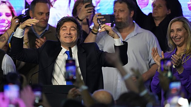 Argentinsk� prezident Javier Milei a gener�ln� tajemnice prezidentsk�ho ��adu Karina Milei zdrav� p��znivce po v�t�zstv� v parlamentn�ch volb�ch v Buenos Aires. (26. ��jna 2025)