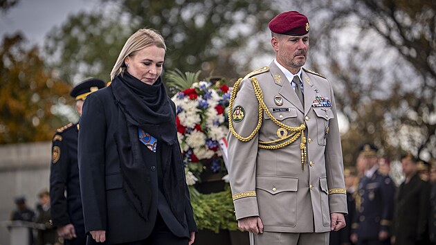 Pietn� akt u N�rodn�ho pam�tn�ku na V�tkov�. Na sn�mku ministryn� obrany Jana �ernochov� a gener�l Arm�dy �esk� republiky Karel �ehka. (28. ��jna 2025)