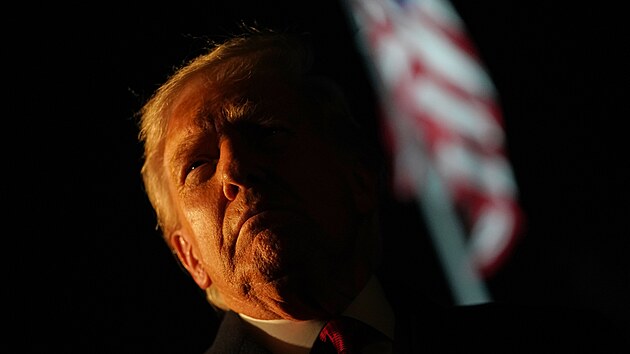 Americk� prezident Donald Trump se chce b�hem sv� za��naj�c� cesty po jihov�chodn� Asii sej�t se severokorejsk�m v�dcem Kim �ong-unem. �ekl to novin���m p�ed odletem na turn� zahrnuj�c� n�v�t�vu n�kolika zem� v�etn� Ji�n� Koreje. (25. ��jna 2025)