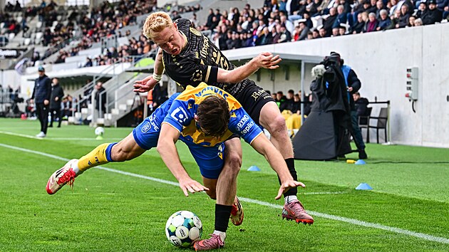 Teplick� Josef �vanda pad� v souboji s Tomem Slon��kem.