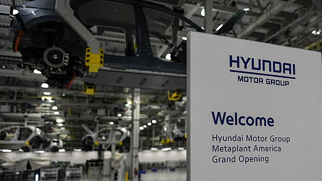 Americké úřady v září zadržely a vyhostily více než 300 jihokorejských dělníků, kteří podle nich pracovali v továrně Hyundai v Georgii s nesprávným typem víz. Firma však pokračuje dál, jako by se nic nestalo. Nemá totiž moc na výběr. Vzhledem k rostoucí popularitě čínských značek v jiných zemích je americký trh pro korejského autovýrobce nejen největší, ale je také jedním z nejlepších zdrojů příjmů. A to bez ohledu na skutečnost, kdo právě sedí v Bílém domě.