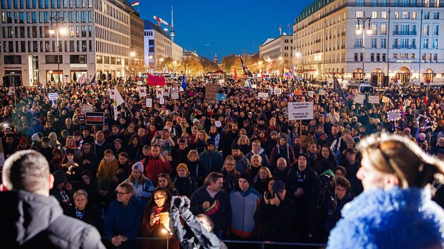 Demonstrace u Braniborsk� br�ny v centru Berl�na v reakci na v�rok n�meck�ho kancl��e Friedricha Merze o r�zu n�meck�ch m�st (19. ��jna 2025)