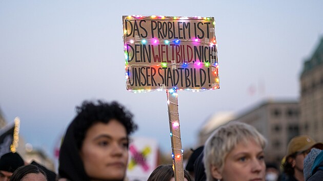 Demonstrace u Braniborsk� br�ny v centru Berl�na v reakci na v�rok n�meck�ho kancl��e Friedricha Merze o r�zu n�meck�ch m�st (19. ��jna 2025)