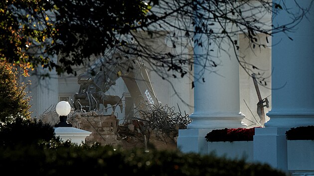 Demolice v�chodn�ho k��dla B�l�ho domu pokra�uje, aby se uvolnilo m�sto pro nov� tane�n� s�l. (23. ��jna 2025)