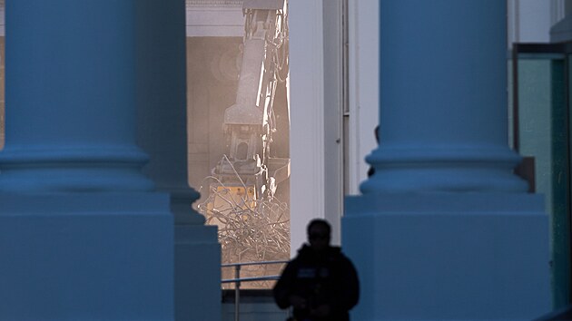 Demolice v�chodn�ho k��dla B�l�ho domu pokra�uje, aby se uvolnilo m�sto pro nov� tane�n� s�l. (23. ��jna 2025)