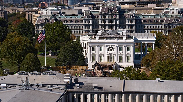 Demolice v�chodn�ho k��dla B�l�ho domu pokra�uje, aby se uvolnilo m�sto pro nov� tane�n� s�l. (23. ��jna 2025)