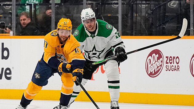 Radek Faksa nah�n� centra Nashvillu Tysona Josta.