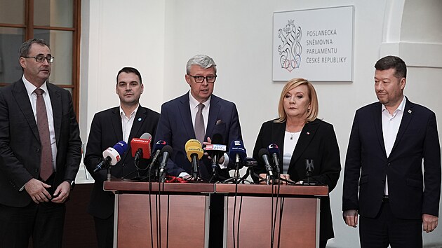 M�me dojednanou koali�n� smlouvu a definitivn� i program budouc� vl�du, ozn�mili politici ANIO, SPD a Motorist� sob�.