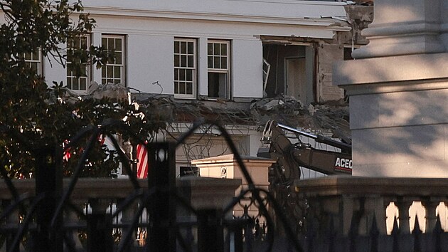 M�sto v�chodn�ho k��dla B�l�ho domu se stav� tane�n� s�l navr�en� americk�m prezidentem Donaldem Trumpem. (21. ��jna 2025)