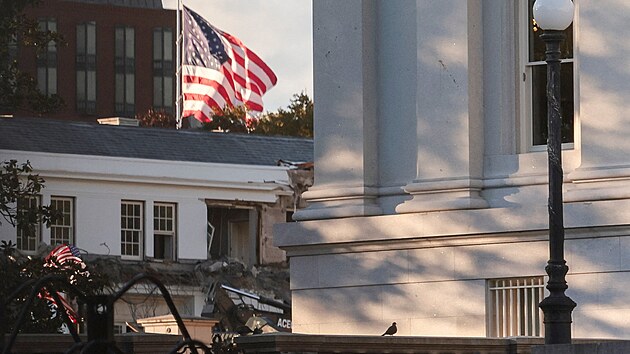 M�sto v�chodn�ho k��dla B�l�ho domu se stav� tane�n� s�l navr�en� americk�m prezidentem Donaldem Trumpem. (21. ��jna 2025)