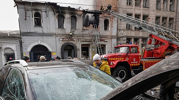 Hasi�i v Charkov� na Ukrajin� zasahovali v mate�sk� �kole, na kterou za�to�il rusk� dron. (22. ��jna 2025)