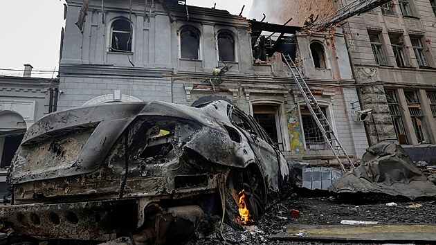 Hasi�i v Charkov� zasahovali v mate�sk� �kole, na kterou za�to�il rusk� dron. (22. ��jna 2025)