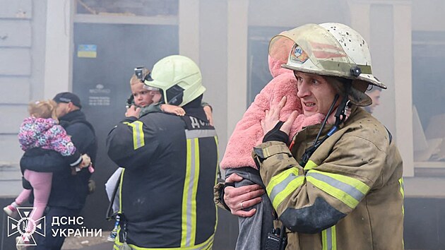 Rusk� dron zas�hl a poni�il mate�skou �kolu v Charkov�. (22. ��jna 2025)